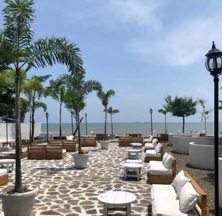 Pantai Sigandu Batang. memiliki kafe di sepanjang bibir pantai.