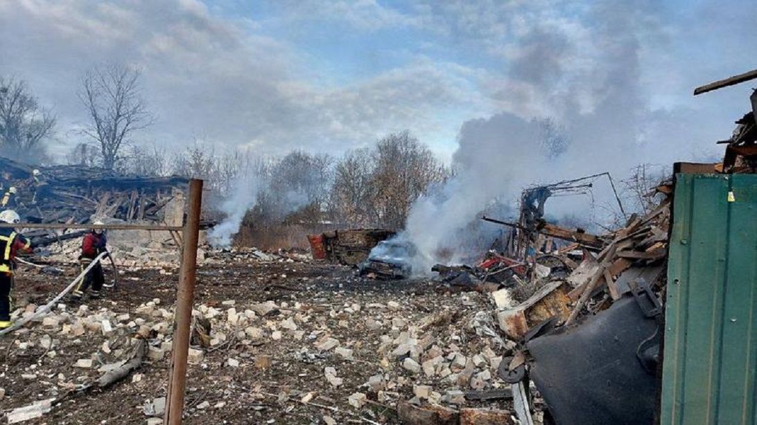  Tim penyelamat bekerja di lokasi rumah-rumah pribadi yang rusak berat akibat serangan rudal Rusia, di tengah serangan Rusia terhadap Ukraina, di Kyiv, Ukraina 29 Desember 2022.  