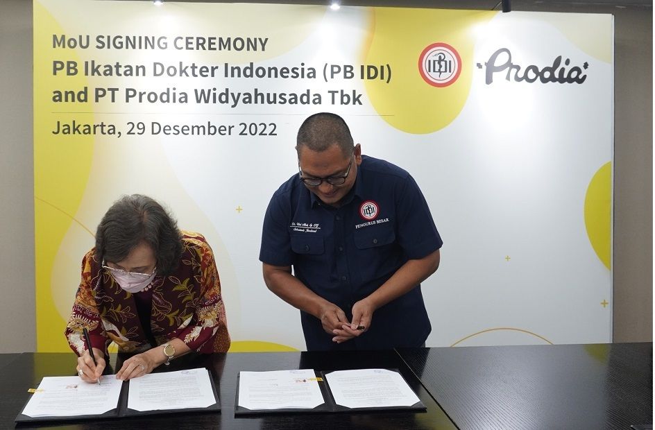 Dewi Muliaty, Direktur Utama PT Prodia Widyahusada Tbk saat menandatangani Perjanjian Kerjasama Prodia dengan PB IDI didampingi Dr Ulul Albab, SpOG, Sekretaris Jenderal Pengurus Besar IDI, pada Kamis (29/12/2022) di Jakarta.  Foto: Prodia
