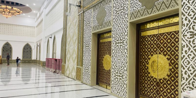 Pintu masjid berbahan kuningan yang memadukan bahasa desain Aceh dan Timur Tengah