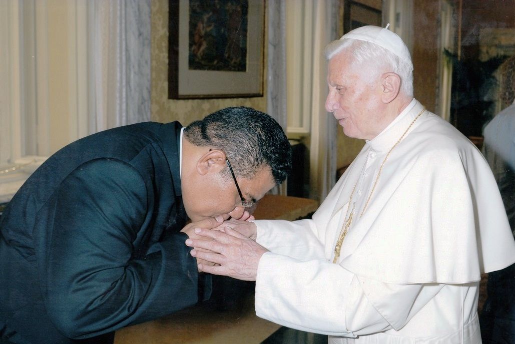 Rm Markus Solo Kewuta SVD saat bertemu dan mencium tangan Paus Benedictus XVI di Vatikan, 2012. Foto: dok. Pribadi