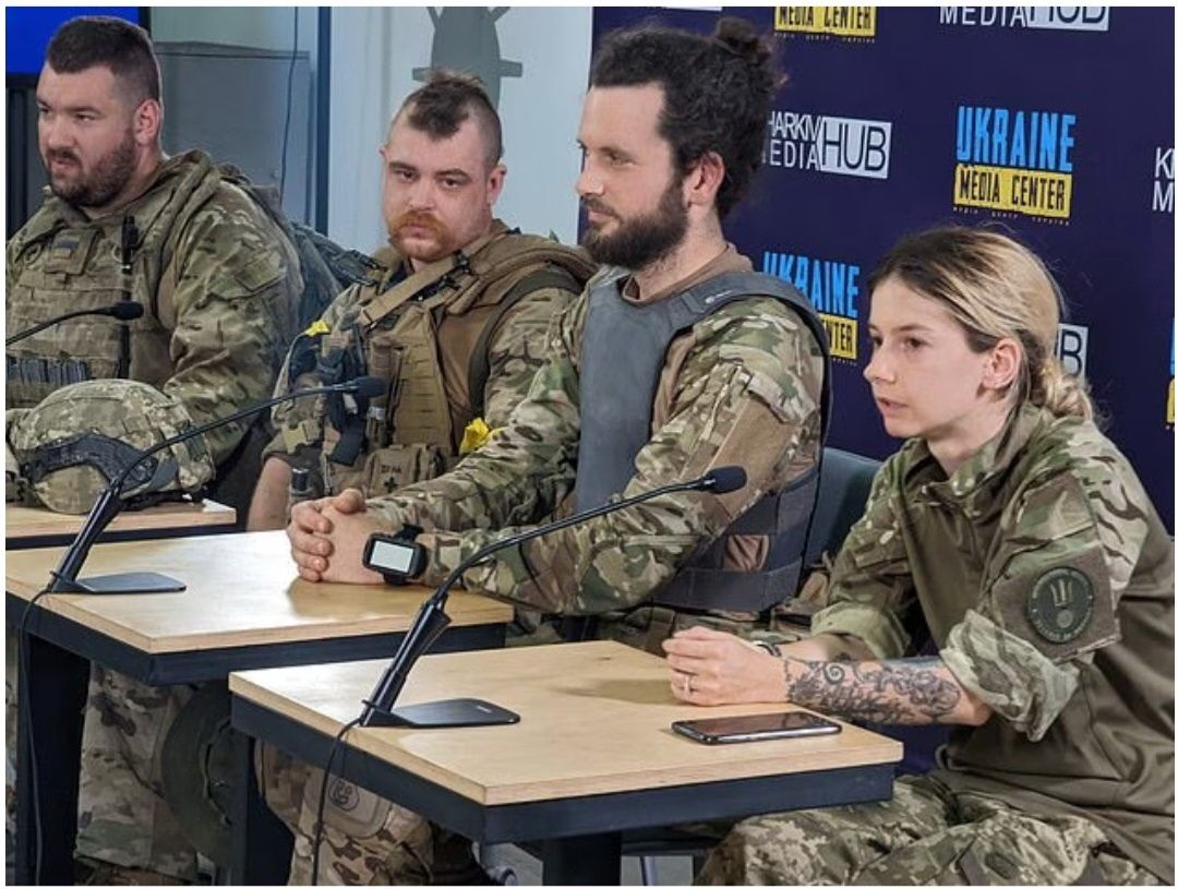 Fajk (kanan) tampil bersama tiga pejuang asing lainnya, Aaron, Craig, dan Ryan, pada konferensi pers di Kharkiv, kota terbesar kedua di Ukraina./  