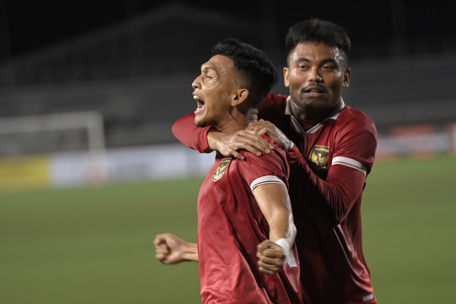 Pesepak bola Timnas Indonesia Dendy Sulistyawan (kiri) bersama rekan setimnya merayakan gol