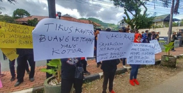 Sidang kasus penipuan dengan terdakwa mantan Ketua DPRD Jawa Barat di demo oleh masyarakat