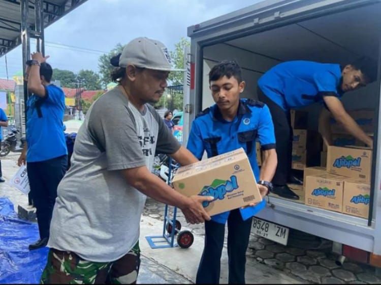 Peduli Korban Banjir, Perumda Air Minum Tirta Mulia Pemalang Salurkan Bantuan untuk Warga di Ulujami