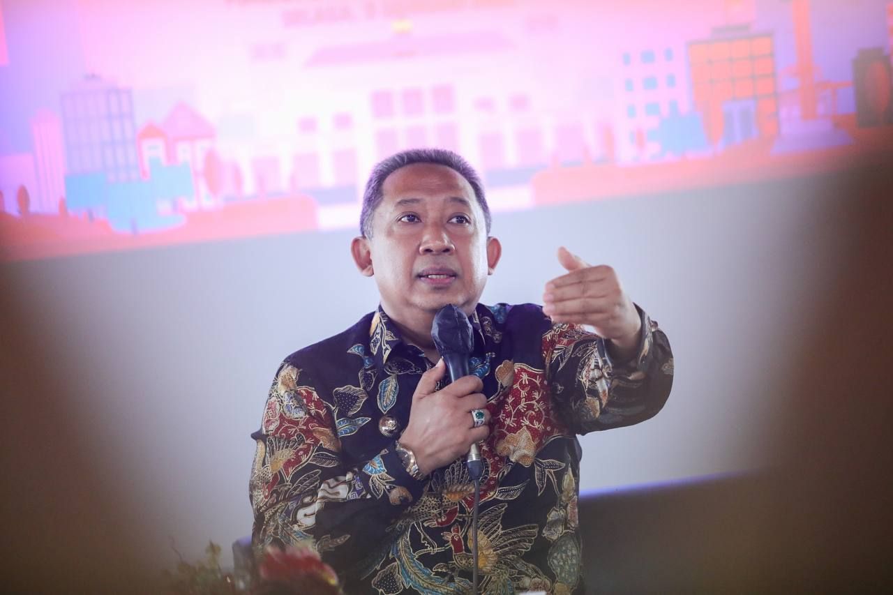 Wali Kota Bandung Yana Mulyana mengaku Pemkot Bandung akan menambah penerangan jalan umum cegah aksi kriminalitas.