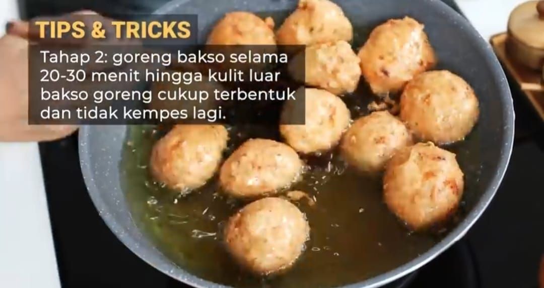Inilah resep bakso goreng enak Ala Devina Hermawan, rasanya mirip dengan bakso goreng Bandung yang terkenal karena kelezatannya, ada tips