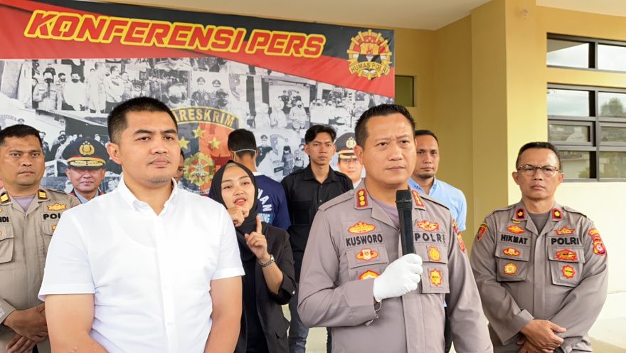 Kapolresta Bandung, Kombes Pol Kusworo Wibowo didampingi Kasatreskrim, Kompol Oliesta Ageng Wicaksana saat memberikan keterangan pers 
