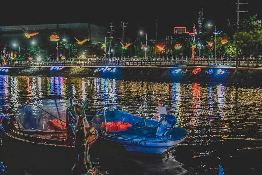 Wisata air Kalimas Surabaya menyuguhkan susur sungai di malam hari