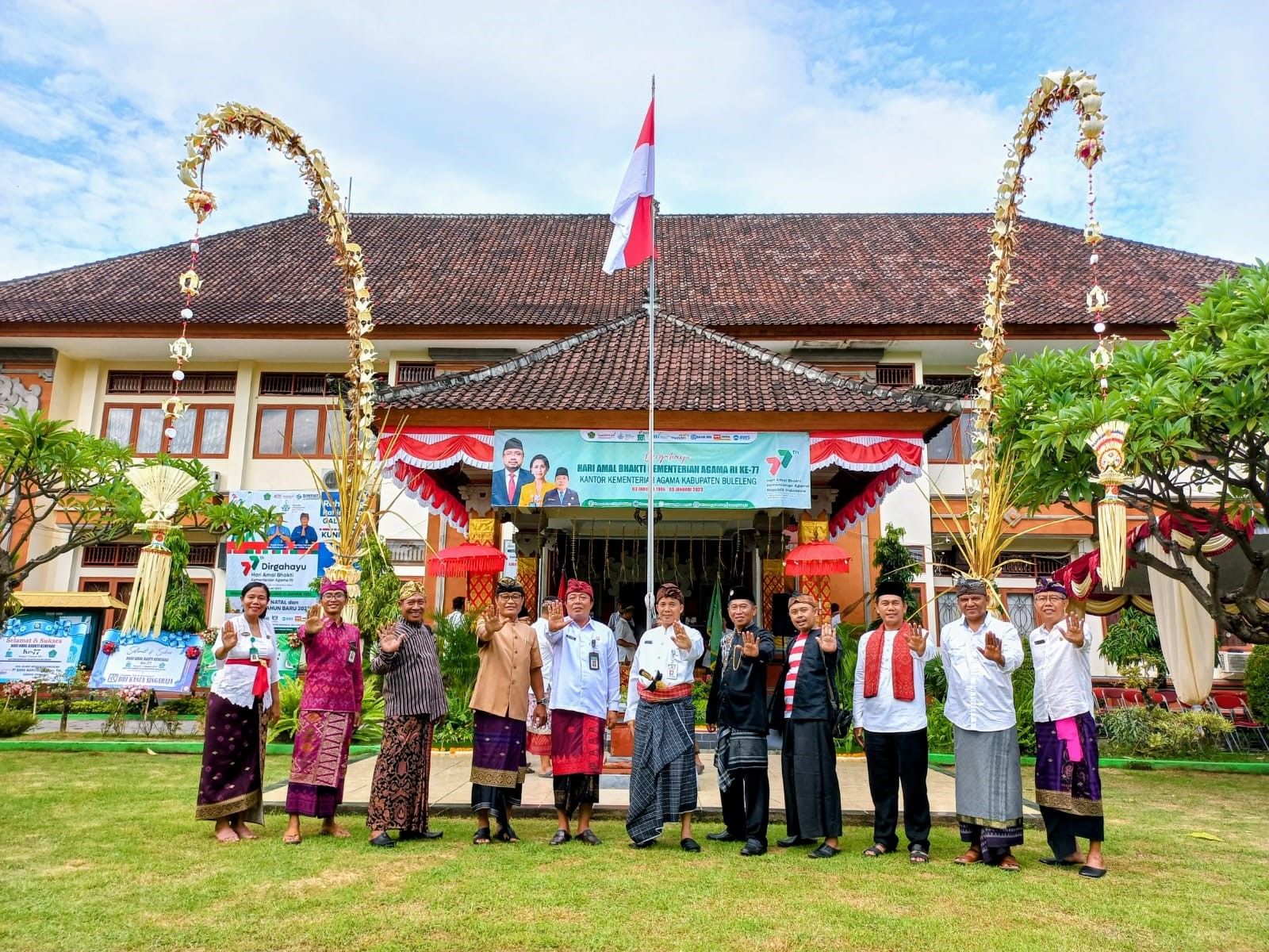 Kepala Kantor Kemenag Kabupaten Buleleng  I Made Subawa (tengah) dan jajaran usai upacar bendera peringatan HAB ke-77 pada 3 Januari 2023 baru lalu.
