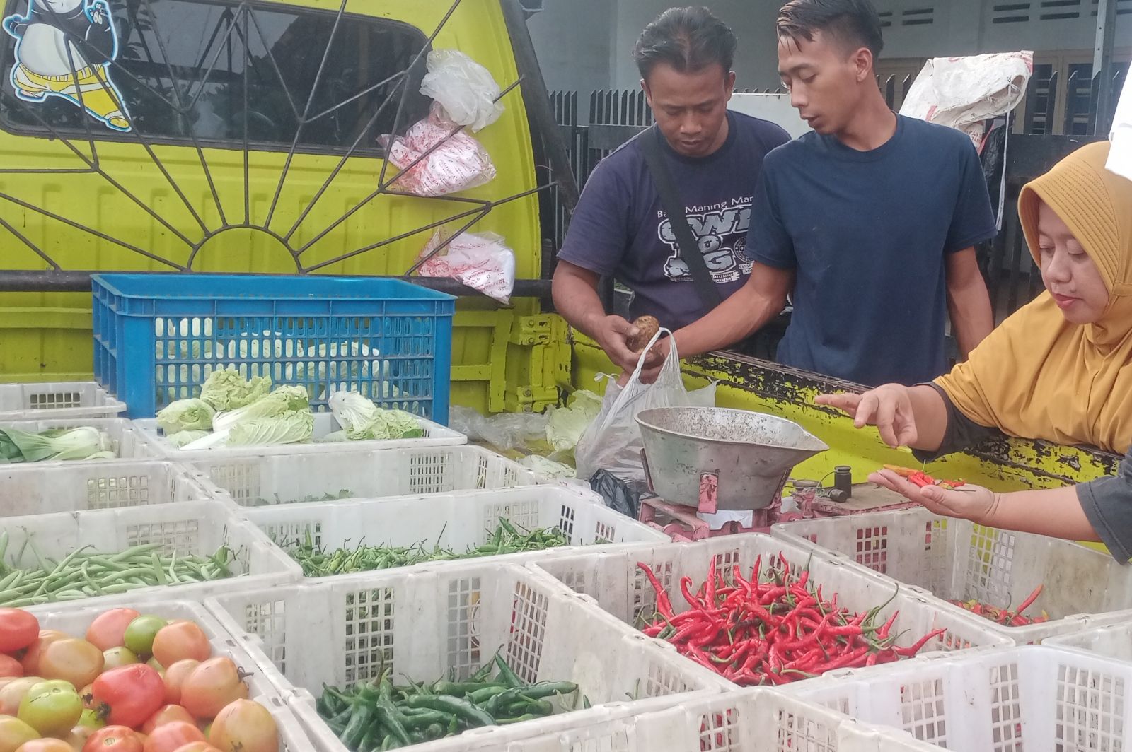 Edi salah satu pedagang sayuran di Pasar Pagi Kota Tegal.