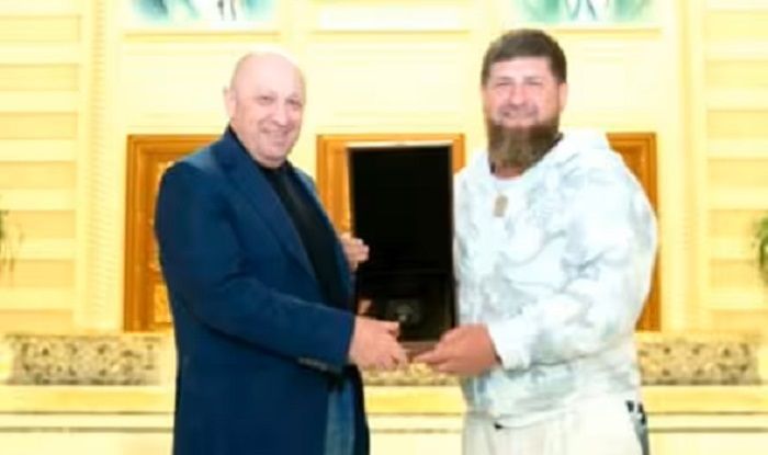 Yevgeny Prigozhin (kiri) dan Ramzan Kadyrov (kanan) telah menjadi sekutu politik.*  
