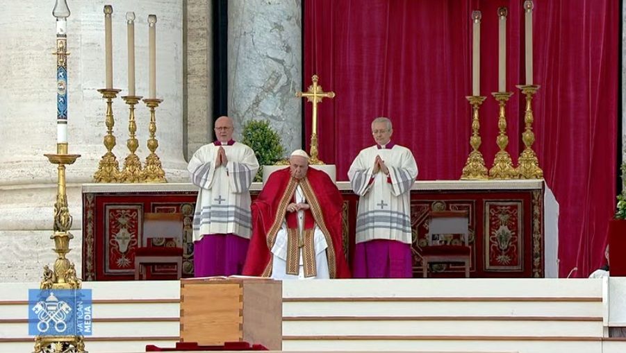 Paus Fransiskus memimpin Misa Requiem Paus Emiritus Benediktus XVI di Lapangan Basilika St Petrus, Vatikan, Kamis (5/1/2023). Foto: tangkapan layar Youtube