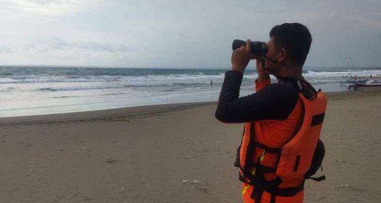 Tim SAR lakukan pencarian terhadap wisatawan yang hilang terseret ombak di Pantai Barat Pangandaran, Rabu 5 Januari 2023.