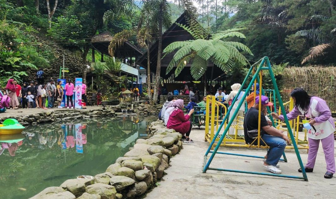 Wisatawan sedang menikmati liburan di objek wisata Kampung Karuhun, Desa Citengah, Kecamatan Sumedang Selatan. 