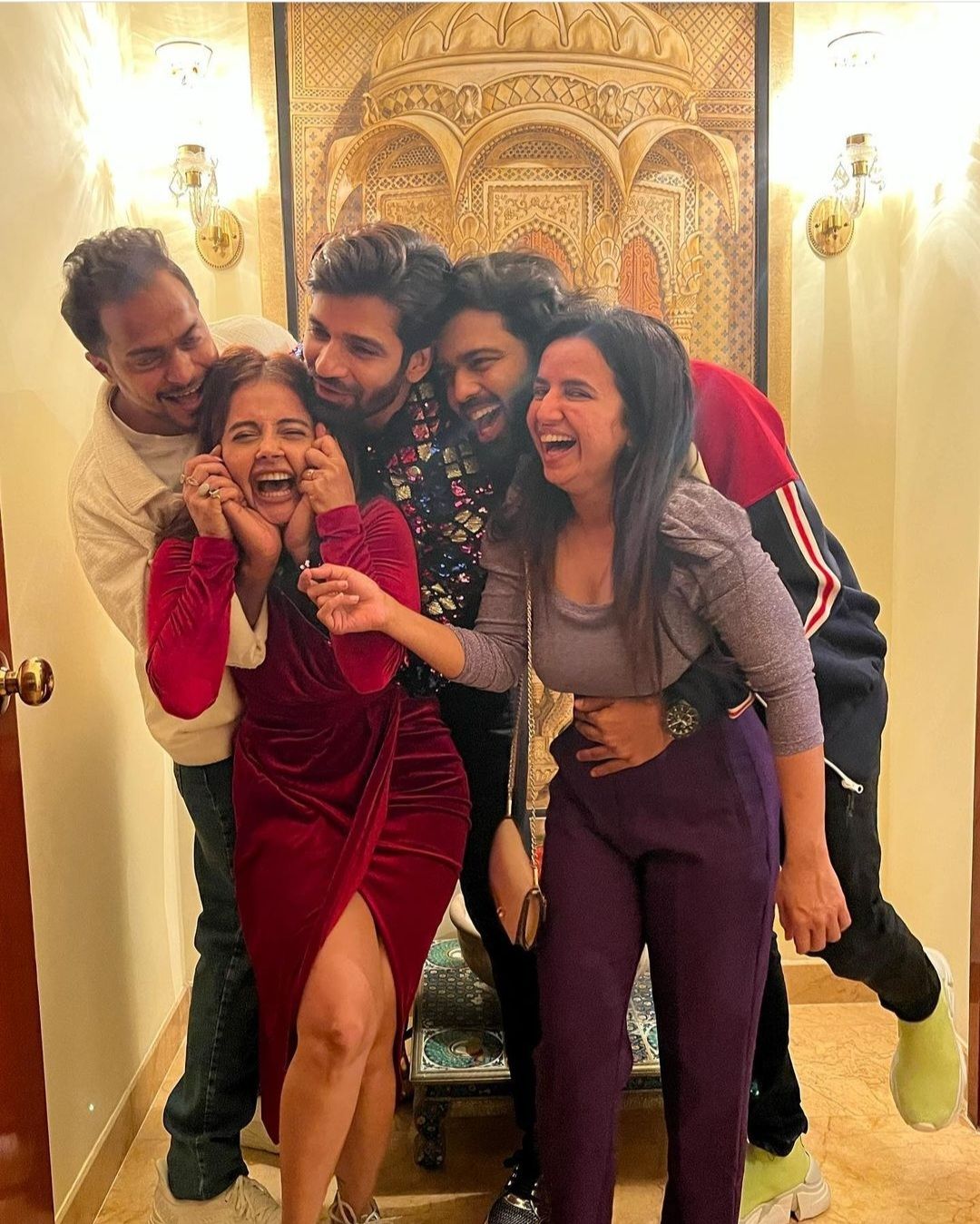Devoleena Bhattacharjee bersama suaminya dan para sahabat 