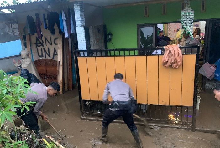 Evakuasi dibantu personel Polres Wonosobo di 26 rumah korban banjir akibat tanggul jebol di Kasiran