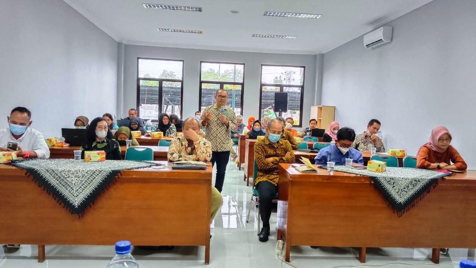 Peserta diskusi terbatas “Outlook Ekonomi Indonesia 2023: Bagaimana Proyeksi Ekonomi Yogyakarta Tahun Depan?”. Foto: Humas UWM