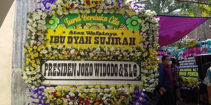 Karangan bunga dari Presiden RI Joko Widodo (Jokowi) sebagai ungkapan belasungkawa atas meninggalnya istri aktivis 1998 Wiji Thukul, Dyah Sujirah atau akrab dikenal sebagai Sipon. (Foto: Dok. Istimewa)