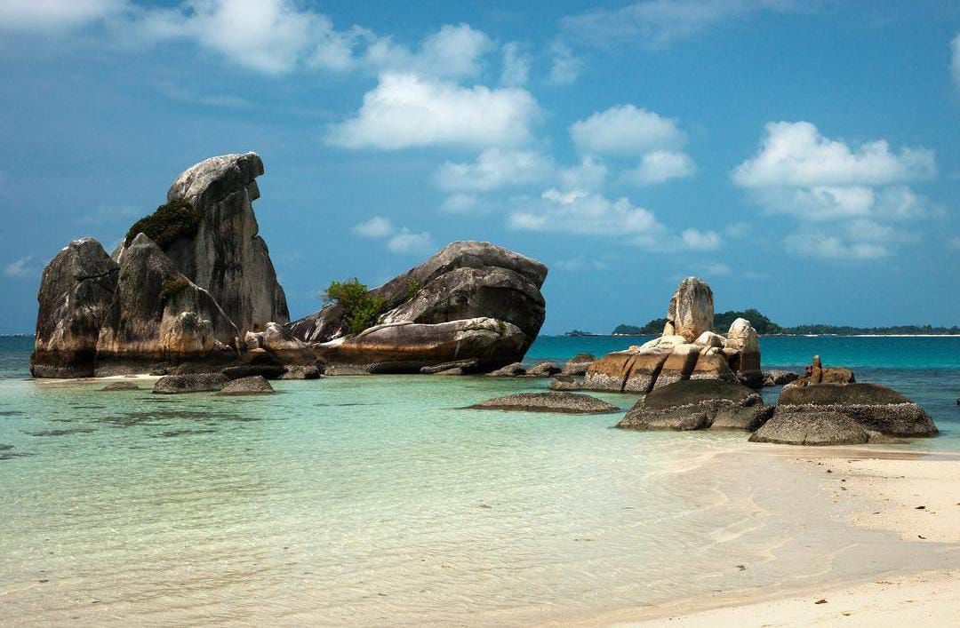 Gambar Pantai Tanjung Kelayang. tempat wisata terbaik cocok untuk honeymoon bersama pasangan halal.