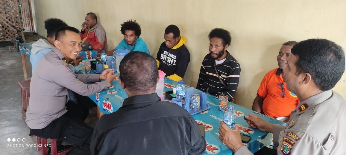 Kapolres AKBP Yohanes Agustiandaru, SH, S.IK, MH, diwakili Kasat Binmas Iptu  Riklof Tutupary, SH melakukan pertemuan dengan tokoh agama, tokoh adat, dan masyarakat orang asli Papua.