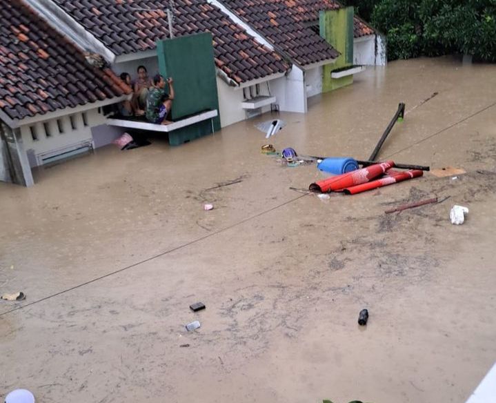 Potret warga Perumahan Dinar Indah Tembalang yang mengungsi ke atap rumah saat banjir terjadi.