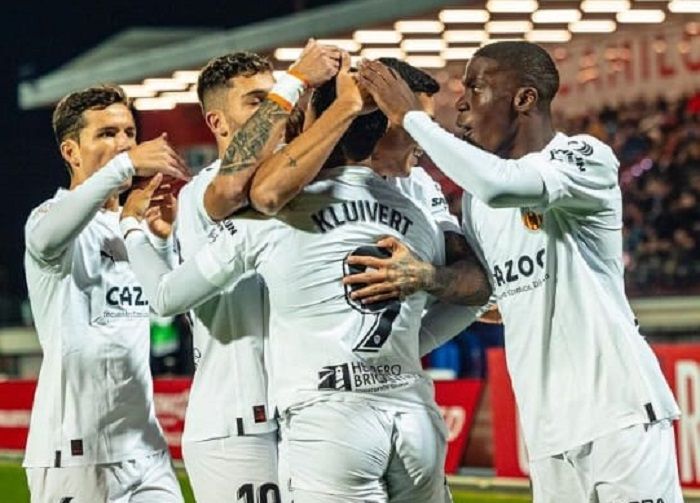 skuad valencia merayakan gol