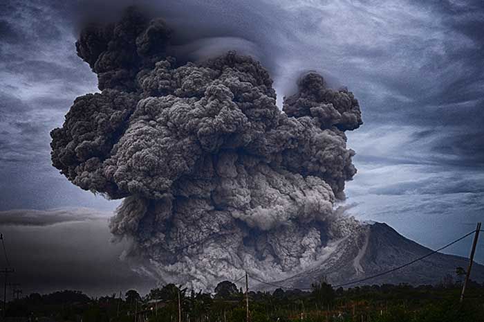 Ilustrasi erupsi gunung berapi.