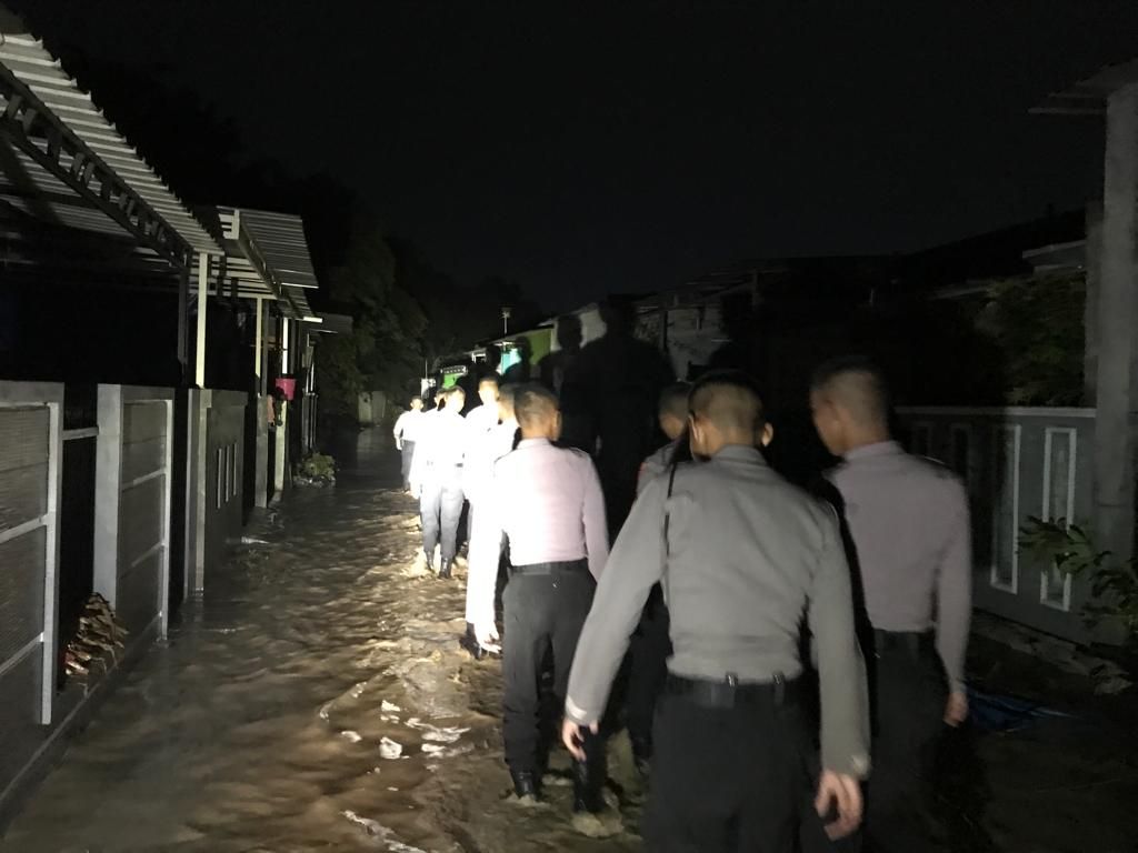 Tim Polres Demak evakuasi warga korban banjir di Desa Kebonbatur, Kecamatan Mranggen/