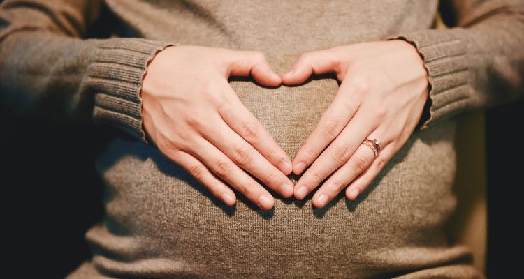 Simak penjelasan apakah ibu hamil boleh puasa atau tidak.
