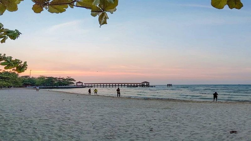 Terdapat 15 rekomendasi wisata air di Jepara yang bisa digunakan sebagai alternatif tempat berlibur di pantai bersama teman dan kerabat