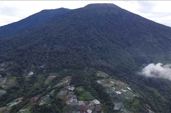 Kondisi Gunung Marapi sebelum mengeluarkan abu vulkanik.