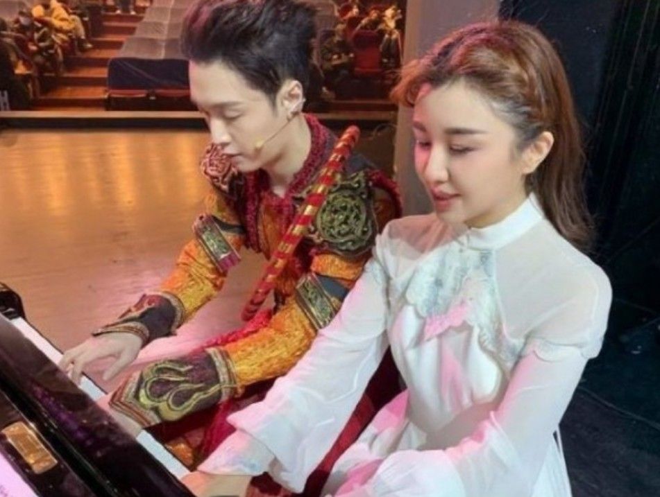 Lay EXO dan Zhang Jiajia bermain piano bersama.