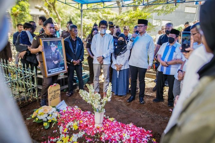 Wali Kota Bogor Bima Arya saat menyampaikan pesan mendiang Kepala Kejari Bogor Sekti Anggraini yang meninggal di RSUD Kota Bogor dan dimakamkan di TPU Dreded, Bogor Selatan, Kota Bogor, Sabtu, 7 Januari 2023.