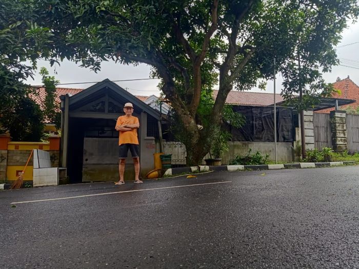 Syukur Astanto di depan rumah di Jl Prambanan Raya RT 04 RW 11 Kalipancur Manyaran yang ditawarkan Rp2,2 M