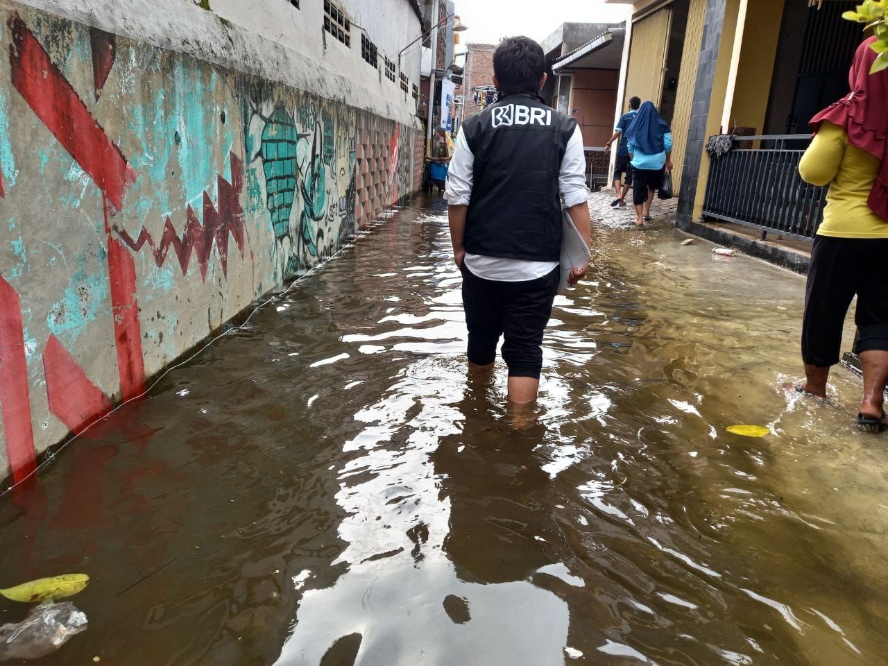 Cepat Tanggap, BRI Peduli Salurkan Bantuan ke Masyarakat Terdampak Banjir Semarang & Demak /