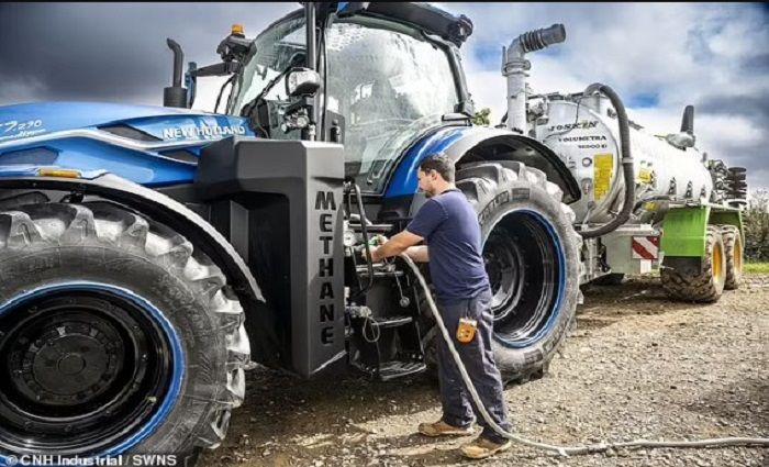 Perusahaan Inggris mengembangkan traktor berbahan bakar tahi sapi.*  