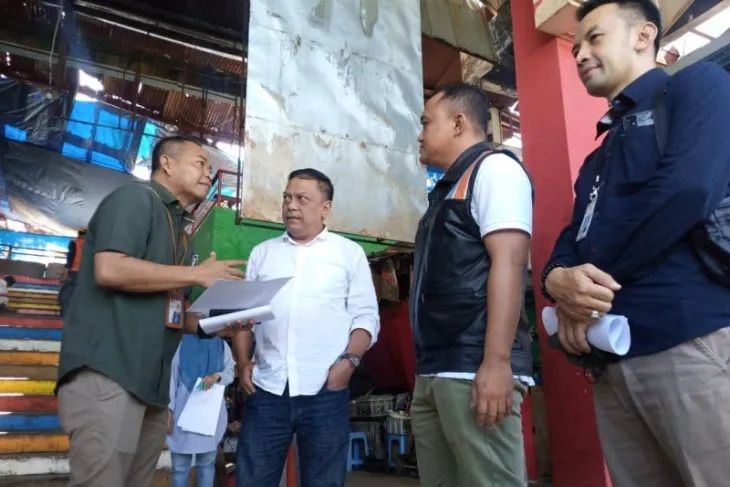 Direktur Utama PD Pasar Surya Agus Priyo (tengah) saat meninjau Pasar Kembang, Kota Surabaya beberapa hari lalu.