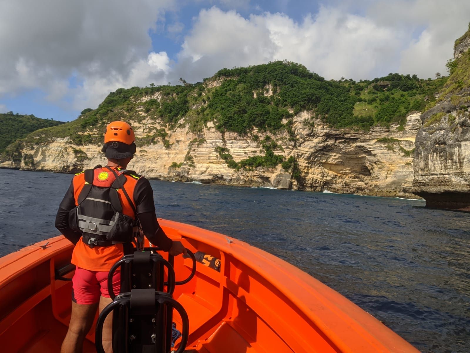 Tim SAR melakukan pencarian hari ke 7 Senin 9 Januari 2023 terhadap 2 bule yang terseret arus di Diamond Beach Nusa Penida. 