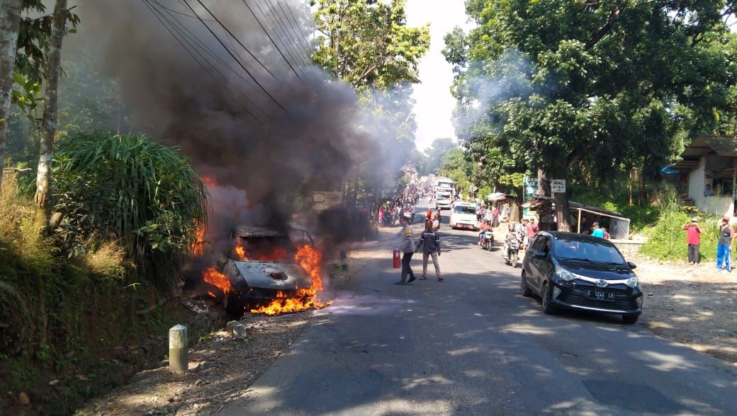 Sebuah mobil terbakar di Majalengka.
