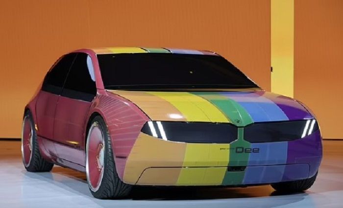 BMW yang bisa mengubah warnanya.*  