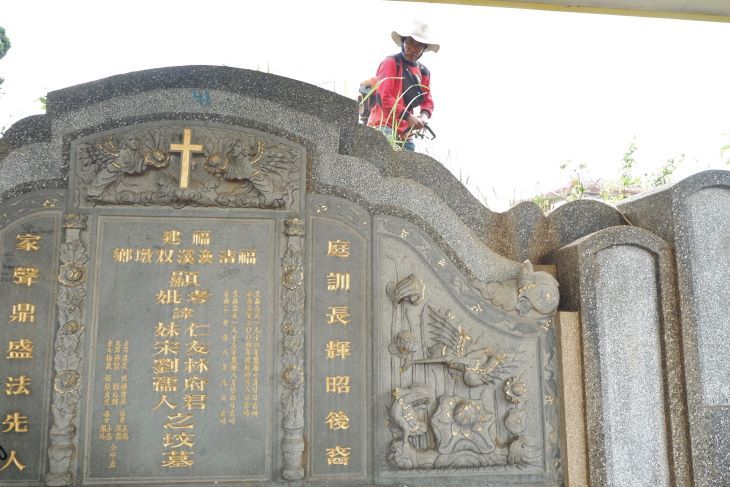 Petugas kebersihan membersihkan bong atau makam China  jelang Tahun Baru China atau Imlek 2023 di Tempat Pemakaman Tionghoa Cikadut Kota Bandung.