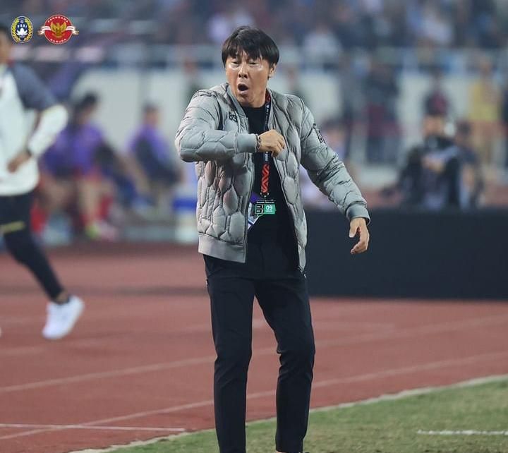 Ekspresi Shin Tae Yong saat pertandingan antara Timnas Indonesia vs Vietnam berlangsung, Senin, 9 Januari 2023.