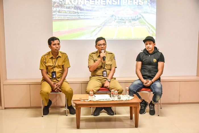 Kabid Olahraga Disbudporapar Kota Surabaya Trio Wahyu Bowo (tengah) dan Manajer Fans Relation Persebaya Surabaya Alex Tualeka. 