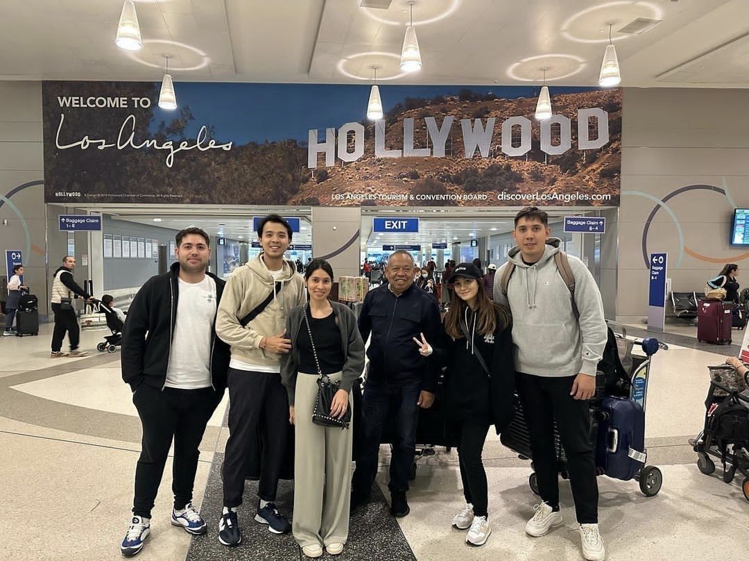 Ketum PSSI Bali Ketut Suardana bersama keluarga saat tiba di Los Angeles, Amerika Serikat