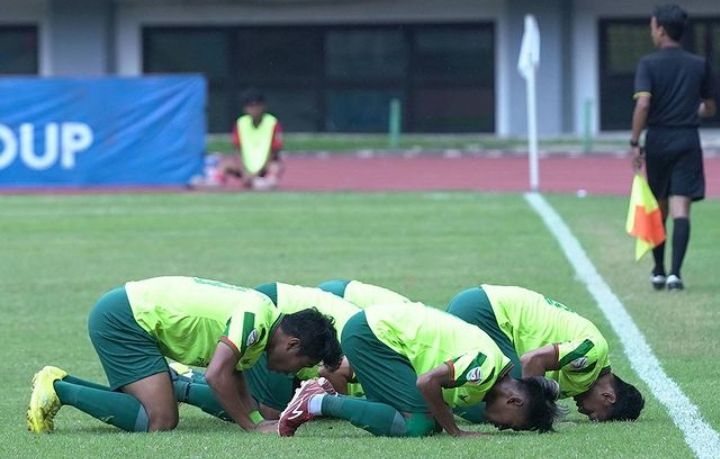 Sejumlah pemain Persipasi Kota Bekasi melakukan sujud syukur setelah mencetak gol.*