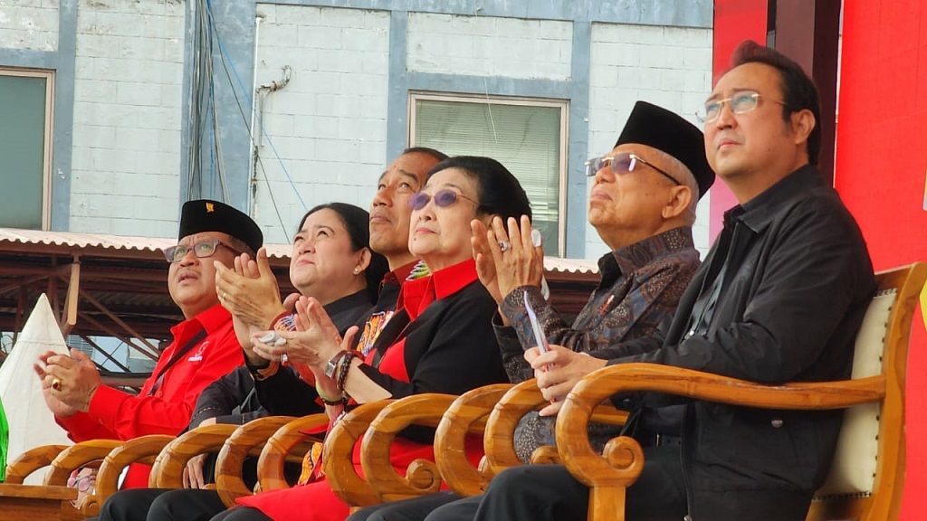 Presiden Jokowi, Ketua Umum DPP PDIP Megawati Soekarnoputri, Wapres KH Ma’ruf Amin, Ketua DPP PDIP Puan Maharani, Prananda Prabowo, dan Sekjen Hasto Kristiyanto menyaksikan atraksi terjun payung. Foto: PDIP