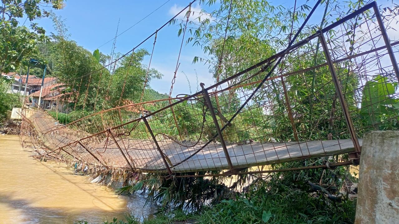  jembatan gantung yang menghubungkan Desa Talaga Kulon dengan Blok Cilengsar, Desa Campaga, Kecamatan Talaga, Kabupaten Majalengka terputus.