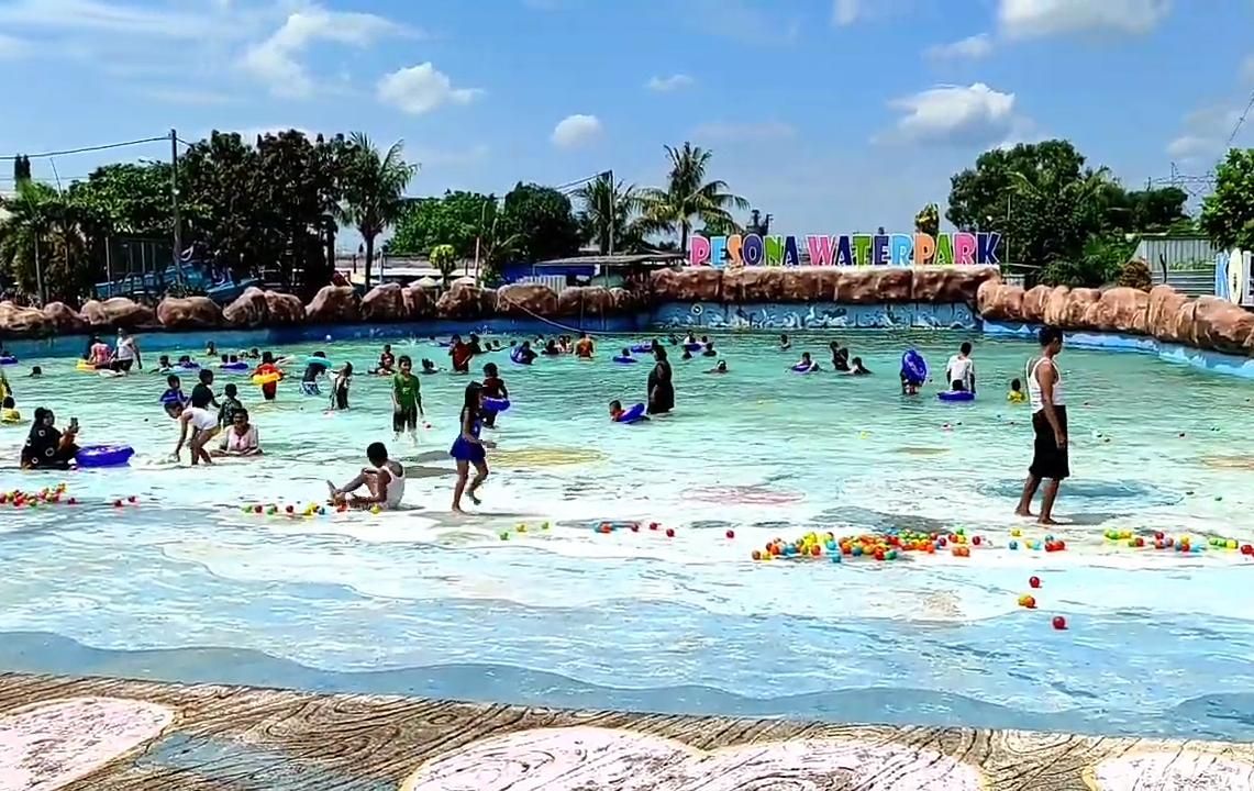 Kolam Ombak, salah satu kolam renang yang jadi incaran pengunjung di Pesona Waterpark