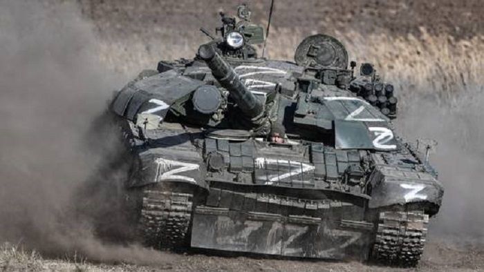 Tank T-72 Rusia bergerak selama operasi militer Rusia di Ukraina.*  